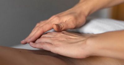 Можно ли делать массаж при псориазе: в каких ситуациях он полезен, а когда его делать не рекомендуют